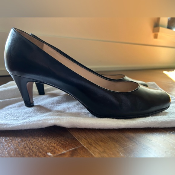 (SOLD) Authentic Prada Classic leather Back Pumps - Picture 1 of 6